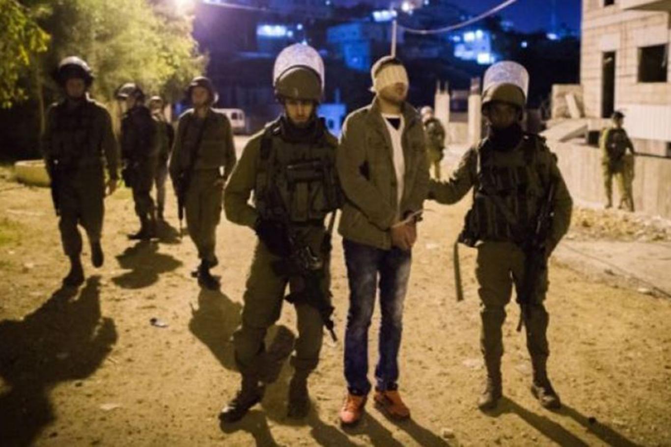الاحتلال يعتقل العشرات من الشبان في القدس والضفة الغربية